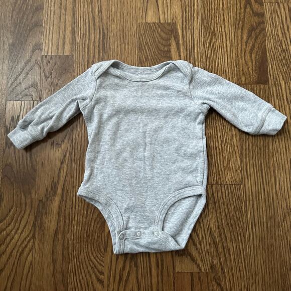 Carter’s long sleeve onesie bundle - stripes and solids, size 3 month (set of 4) - Picture 6 of 9